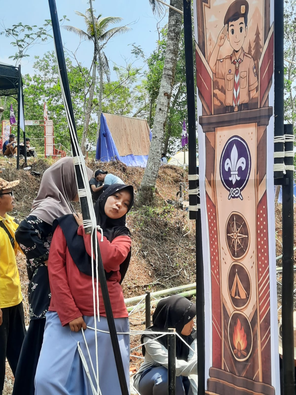 Kompak Bangun Gapura, Peserta dan Pembina Sabilurrosyad Siap Sambut LT2 Kwarran Jatinagara