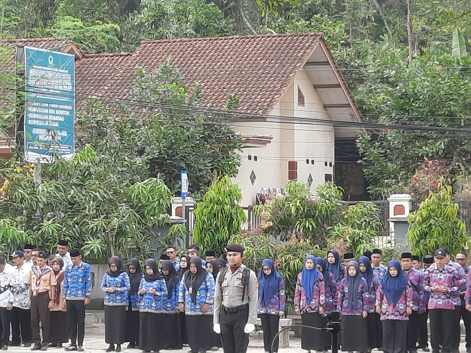 Upacara Hari Kesaktian Pancasila Tingkat Kecamatan Jatinagara Digelar di Lapangan Futsal MTs Sabilurrosyad